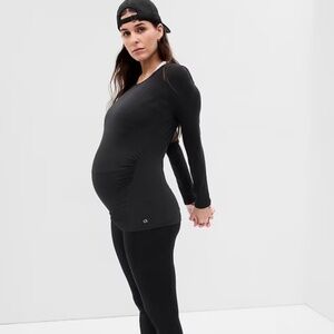 GapFit Maternity Breathe T-Shirt in True Black